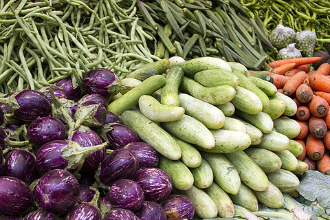 印度果阿市场柜台上的新鲜多汁蔬菜、茄子、黄瓜、豆类。